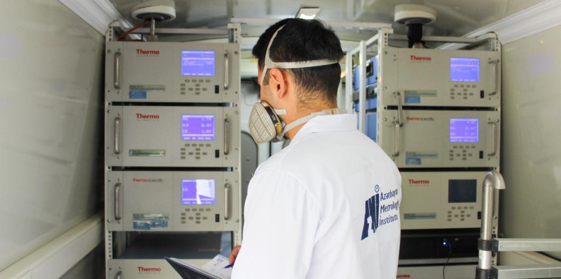 AzMİ-də səyyar laboratoriyanın qaz analizatorlarının yoxlanılması həyata keçirilib