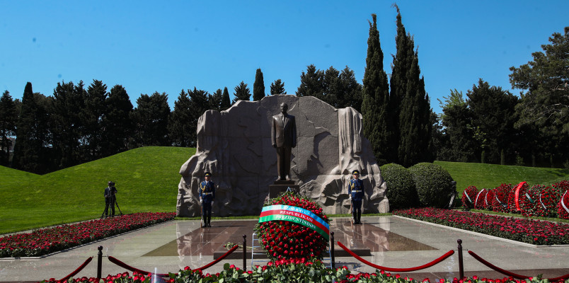 Ümummilli Lider Heydər Əliyevin anadan olmasının 103-cü ildönümü ilə əlaqədar Agentliyin rəhbər heyəti Fəxri xiyabanı ziyarət edib