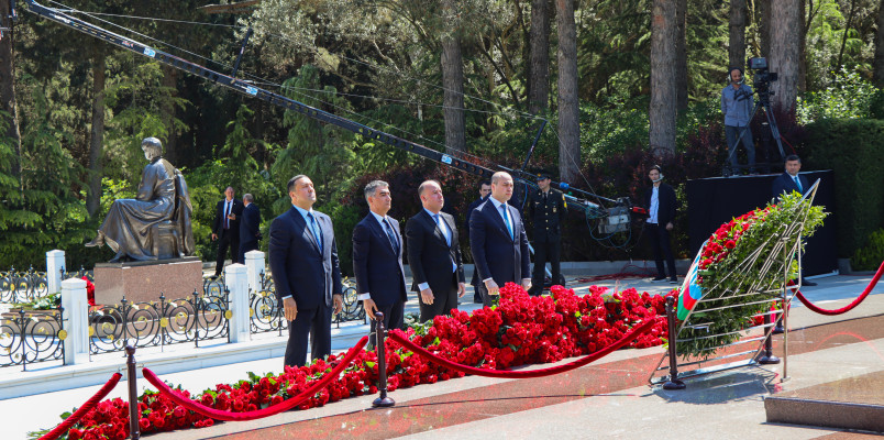 Ümummilli Lider Heydər Əliyevin anadan olmasının 103-cü ildönümü ilə əlaqədar Agentliyin rəhbər heyəti Fəxri xiyabanı ziyarət edib