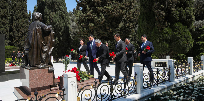 Ümummilli Lider Heydər Əliyevin anadan olmasının 103-cü ildönümü ilə əlaqədar Agentliyin rəhbər heyəti Fəxri xiyabanı ziyarət edib