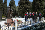 Ümummilli Lider Heydər Əliyevin anadan olmasının 103-cü ildönümü ilə əlaqədar Agentliyin rəhbər heyəti Fəxri xiyabanı ziyarət edib
